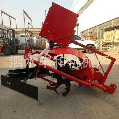 四輪拖拉機(jī)后置培土開(kāi)溝機(jī)圖片 側(cè)置式懸掛式施肥挖溝機(jī)廠家