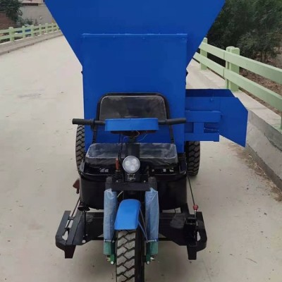 牛羊自動喂料車現貨直銷 三輪養殖農場混合飼料撒料拌料一體車