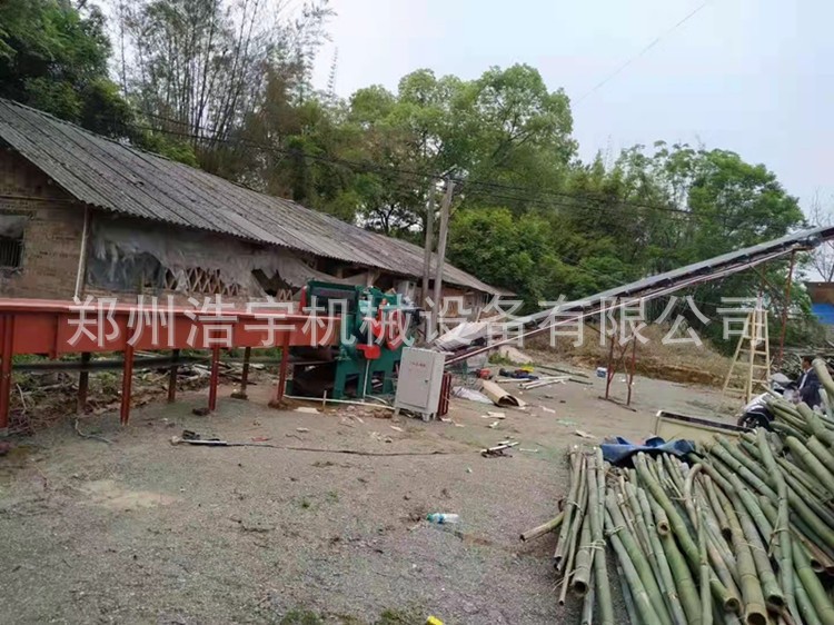 輸送機(jī)進(jìn)料竹子破碎機(jī) 毛竹破碎機(jī) 鼓式竹子切片機(jī)