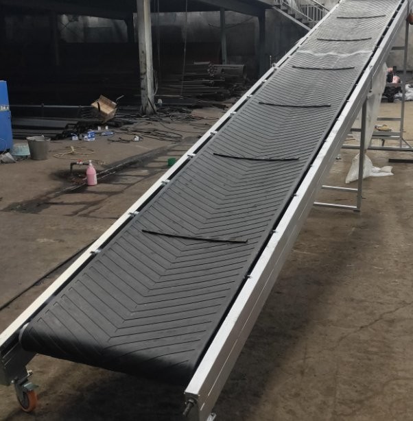 明鵬輸送機(jī)械設(shè)備 波紋擋邊皮帶機(jī)糧食輸送 可移動煤礦皮帶運(yùn)輸機(jī)