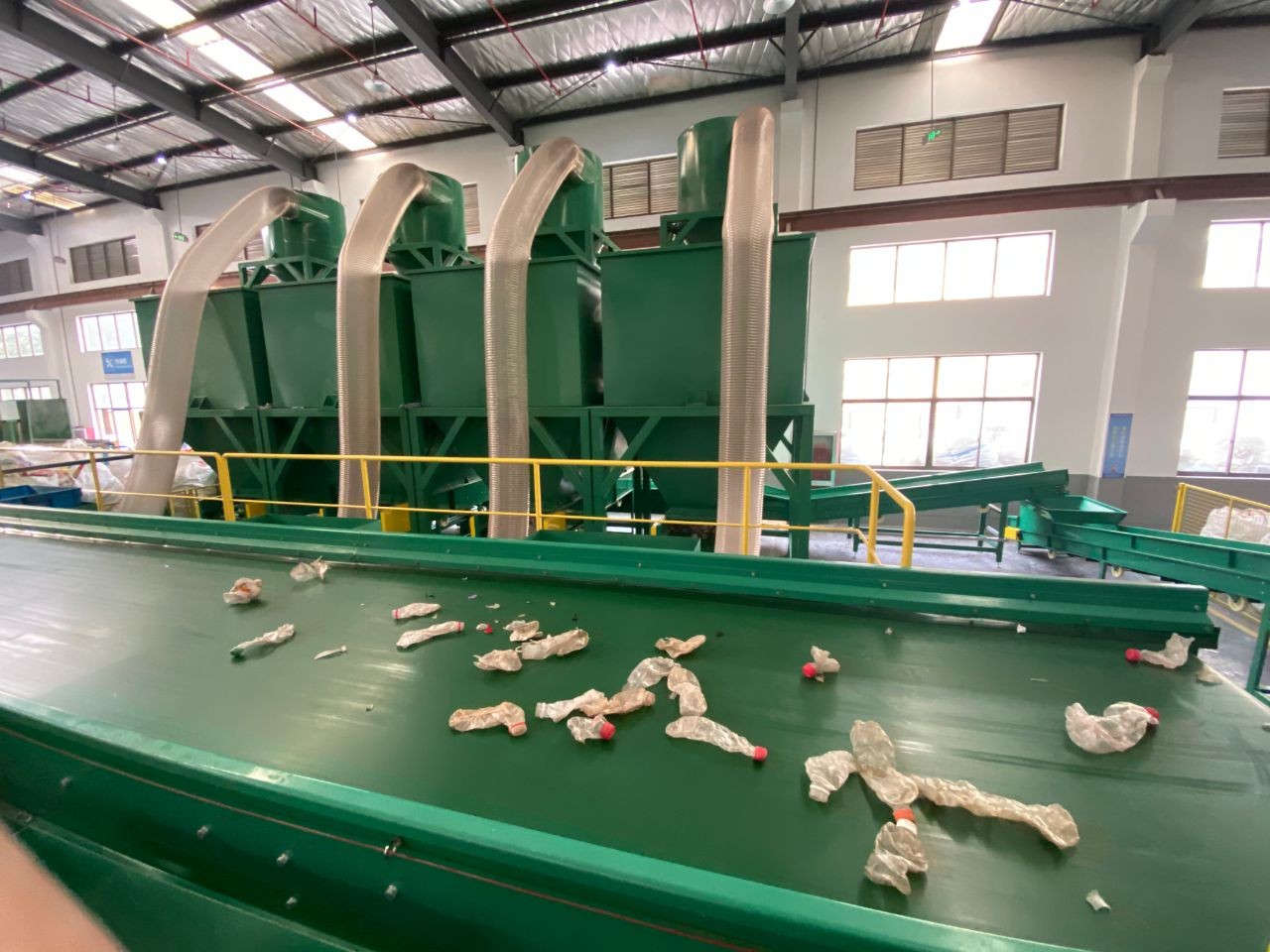 順耐智能分揀垃圾機(jī)器人皮帶 塑料瓶分類整理回收線環(huán)保輸送帶 斜坡