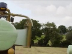 先進(jìn)農(nóng)業(yè)機(jī)械牧草打捆機(jī)，打包的真好！